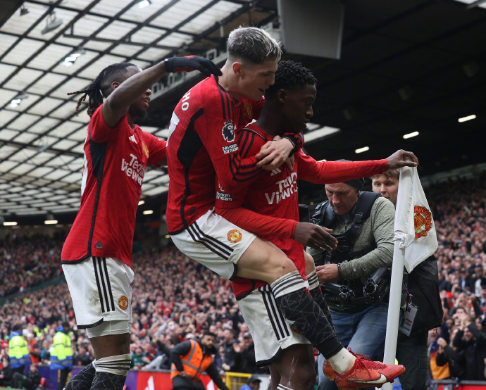 曼联客场逼平维拉,保持不败战绩 曼联客场逼平维拉,保持不败战绩