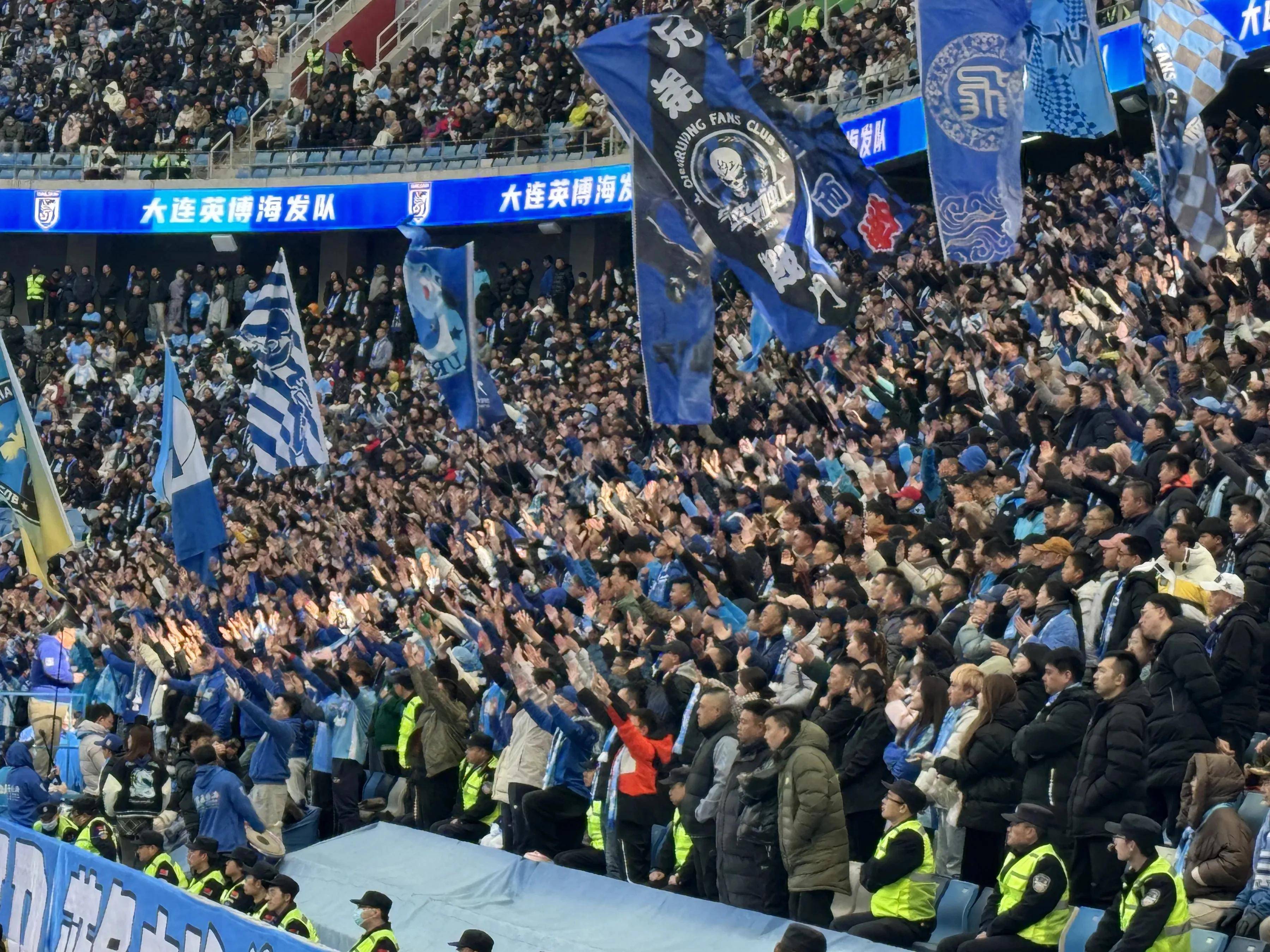 重要比赛球队精彩表现，球迷惊呼